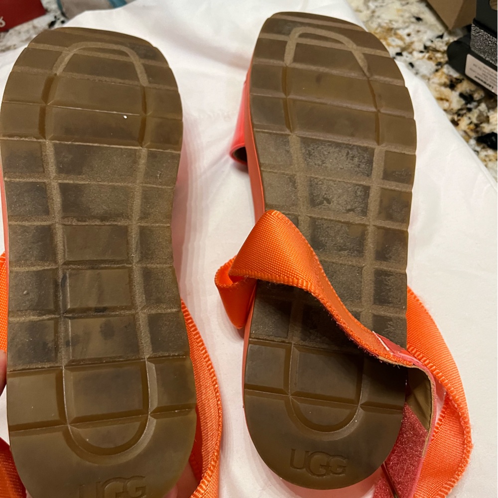 UGG. Lennox Sandals - Picture 4 of 5